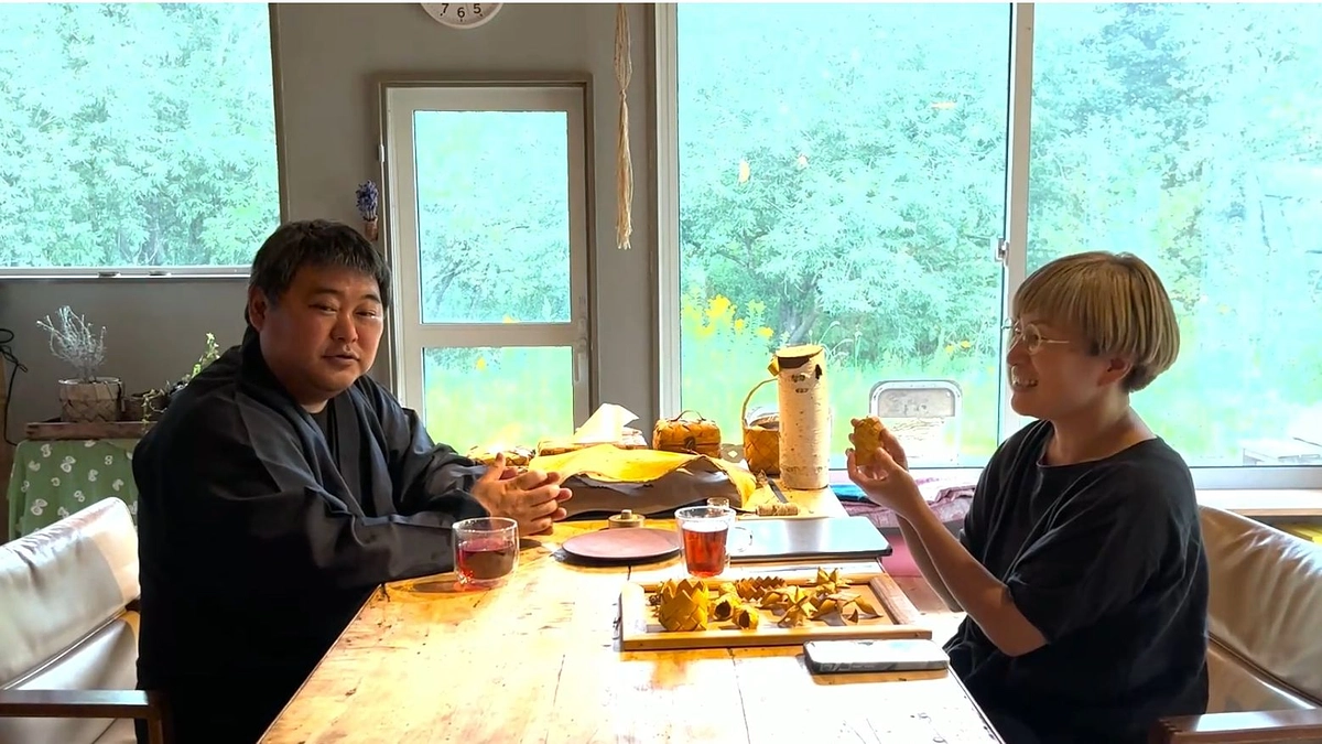 【白樺細工のお守りを奉製する小原康恵さんと対談】