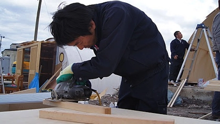山田町に仮設倉庫を建てて、漁師さん達が生計を立てられるようにする