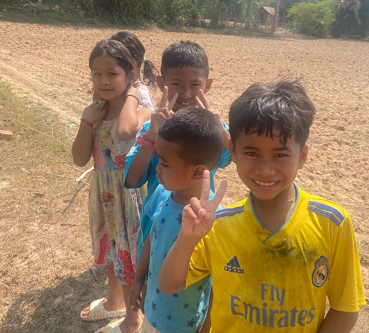 コムルー村のタマイ保育園で即席折り紙教室を開催しました！！