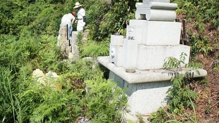 和歌山で地元高校生がお墓掃除をし、高齢者と触れ合うきっかけを