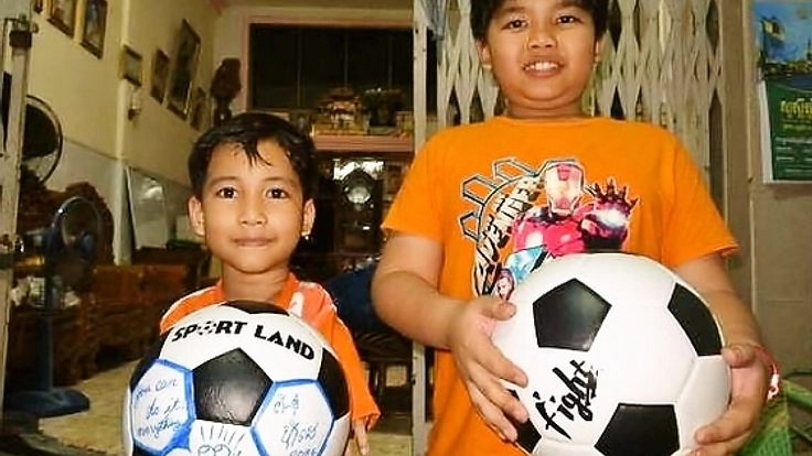 カンボジアの子供にサッカー選手がボールを贈る活動を写真集に！