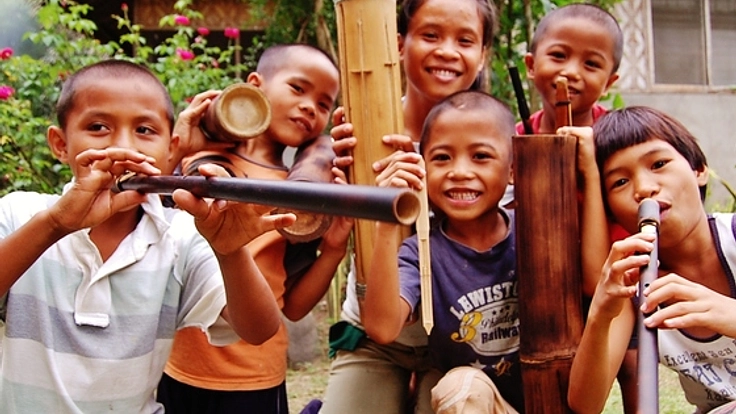 フィリピンの孤児たちが音楽隊結成！専門家を日本から派遣して応援