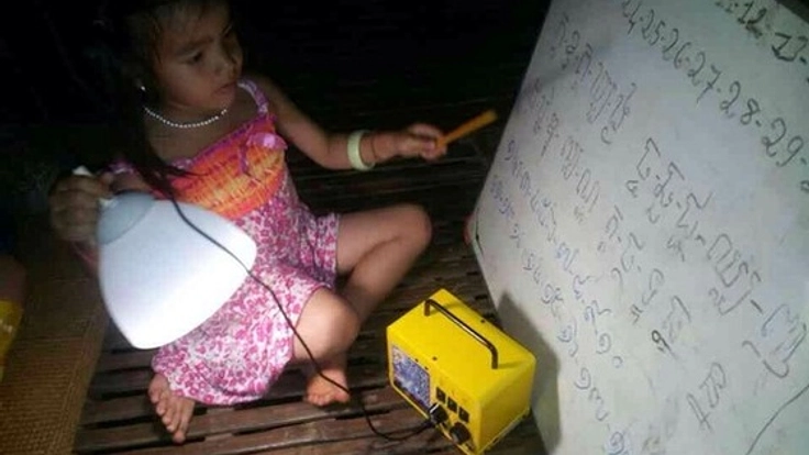 カンボジアの無電化地域にアカリを灯したい!