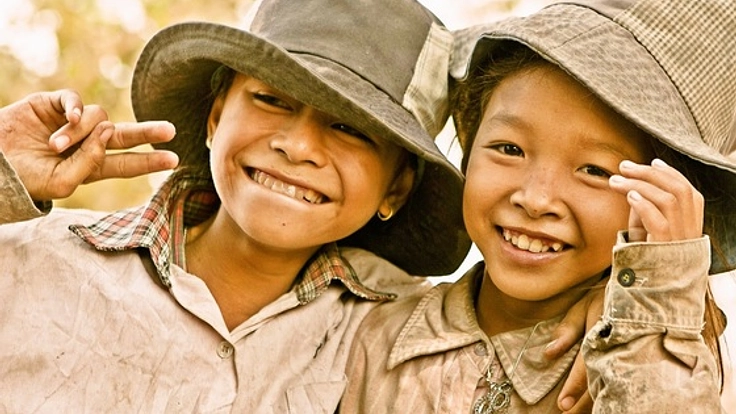 カンボジアのゴミ山の学校付近にある雨で浸水する道を舗装します