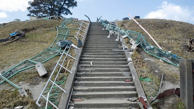 被災地閖上の日和山を訪れる人の安全のため階段に手すりを！