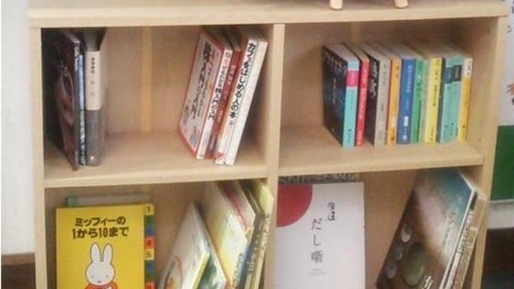 佐賀県有田駅で長時間電車待ちの人を本で楽しませる駅としょ設置