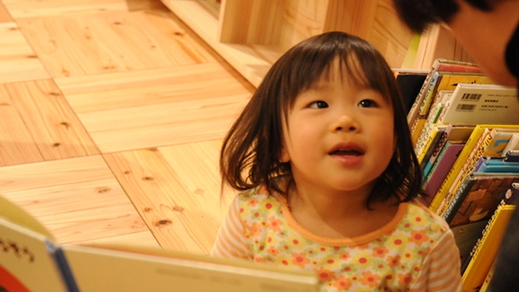 十津川村の「吉野杉」木の香る本立てにして、学校に届けよう！