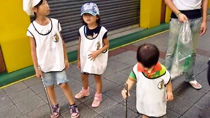 大阪の京橋で宝探しをしながら道路にこびりついたガムを一掃する