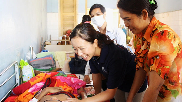 カンボジアの麻痺患者に麻痺と共に過ごせる退院指導を行います！