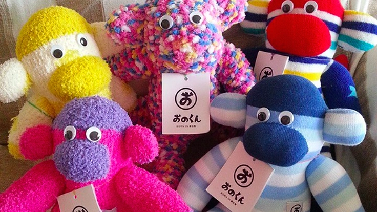 靴下のお猿さん「おのくん」を製作する東北のお母さん達を沖縄へ