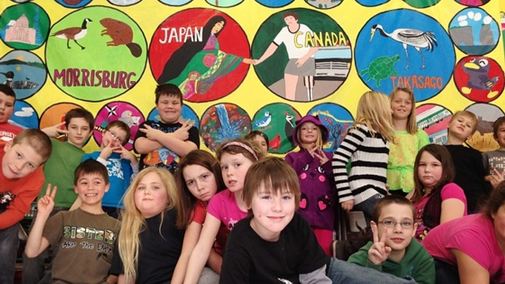 世界の子どもたちが描くアートマイル壁画で「オリンピック展」