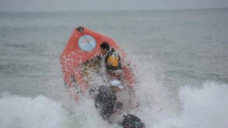 震災後唯一復旧した気仙沼の海水浴場に新しい水難救助艇を配備!
