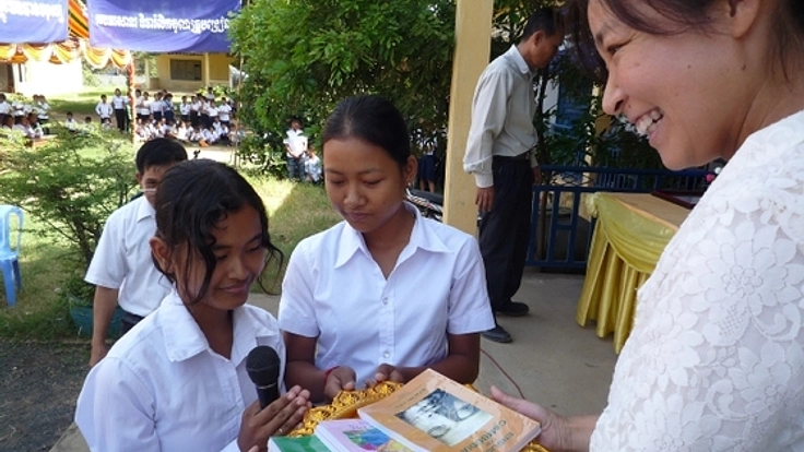 カンボジア・コンポンチャム州の学校に英語の教科書を届けたい！