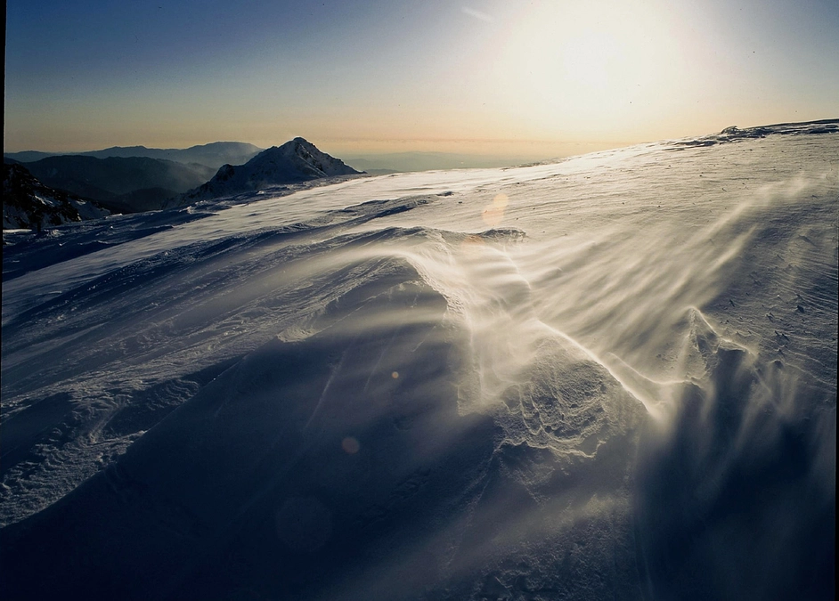 【自然】アルプス山脈上空からの空撮映像です。