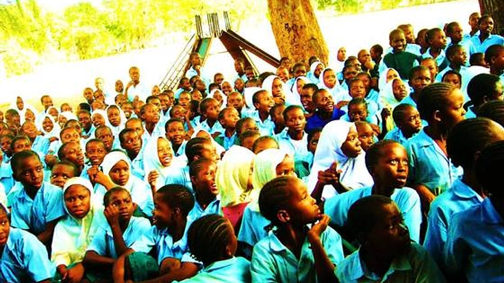 ケニアの子供達の教育費を賄うために日本でカンガ商品を売る費用