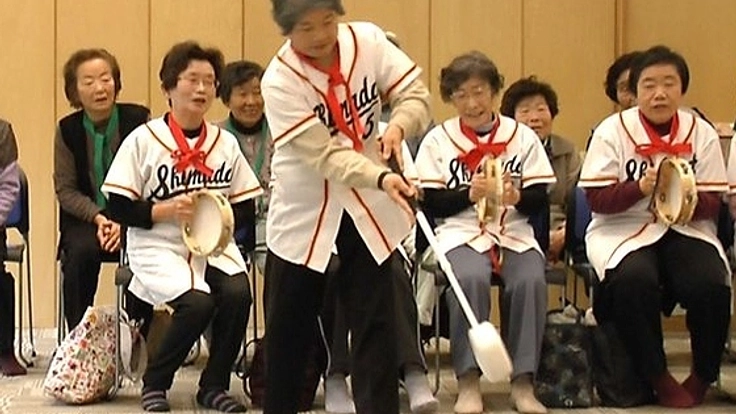 仮設住宅に住む高齢者の方々の運動不足やストレスを解消させる「リアル野球盤」