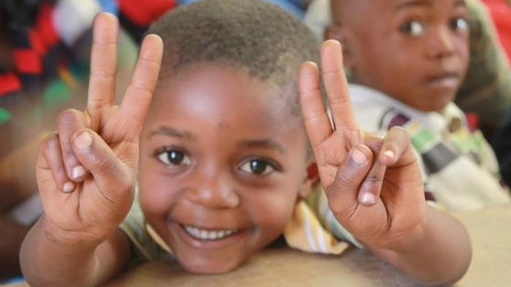 コンゴの小学校にかまどを作り、給食導入を目指します