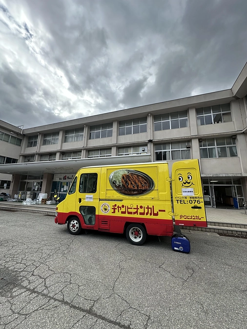 チャンピオンカレーさんによる炊き出しを実施しました！