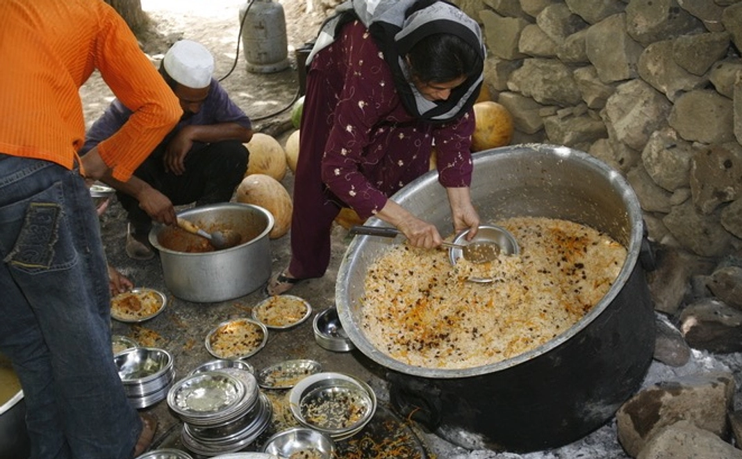 1家族８人の１カ月分の必要な米などの主食材料を提供できます