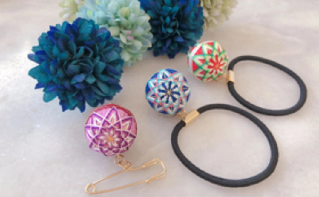 【手毬文化継承を応援！】カラフルな手毬をアクセサリーに：ヘアゴム or ピンバッジ