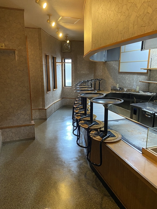 地域食堂のクロスをはりかえてもらってます