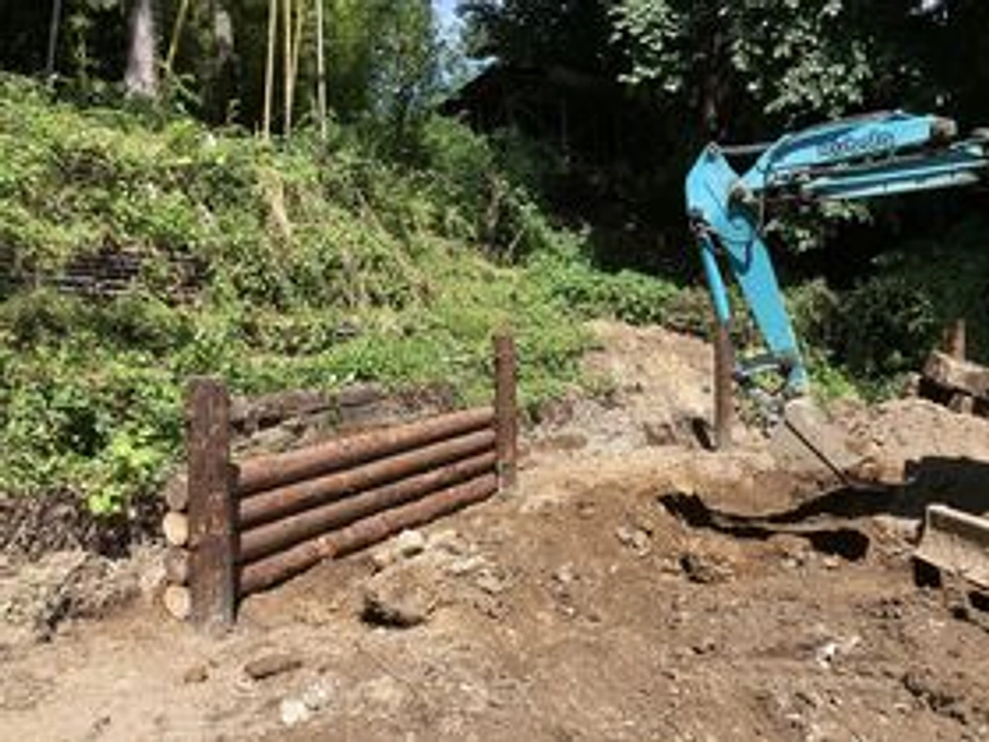 放牧場の制作〜その４。柱と土留めの設置