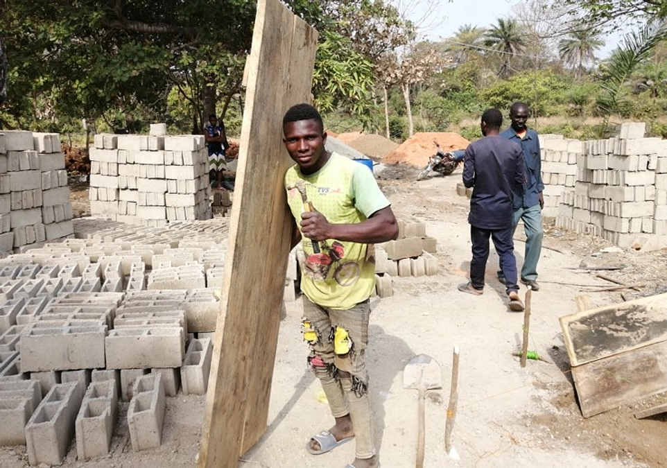 ギニアのブロックづくり職人さん