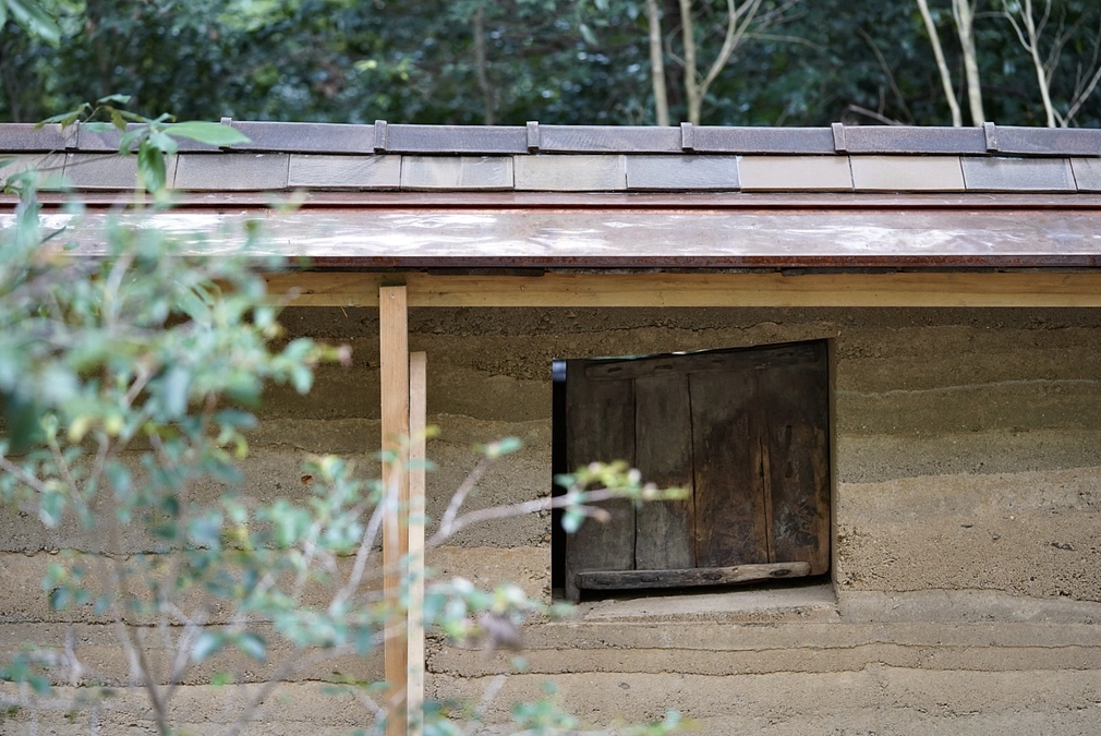 内田鋼一作品「土層の小屋」について