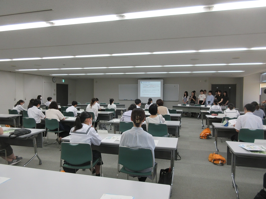 6月17日に大府市役所で中学生平和大使の皆さんに沖縄県読谷村での現地調査について発表しました。