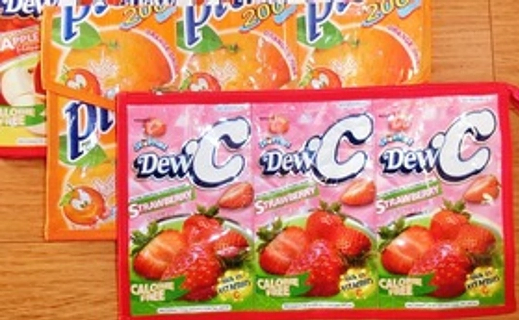 支援を受けた子どもからのお礼のカード／フィリピンのジュースパックのリサイクルポーチ