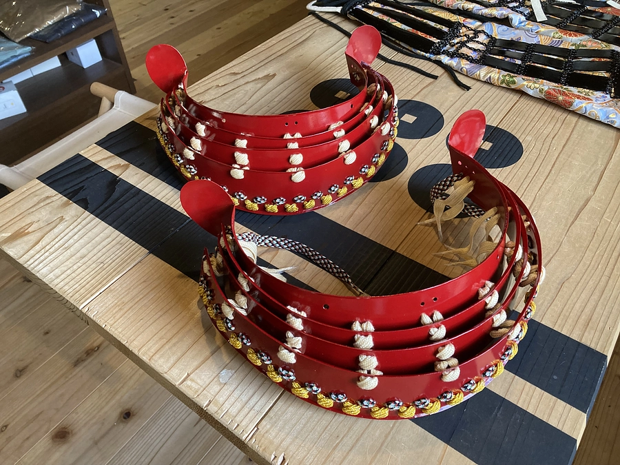 ホンモノの鹿の角付き手づくり兜を制作中です