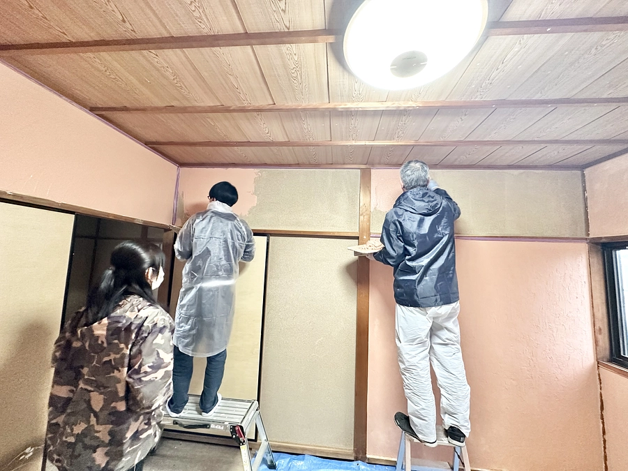 職人さんの賃金削減のため無償で壁塗りして下さってます