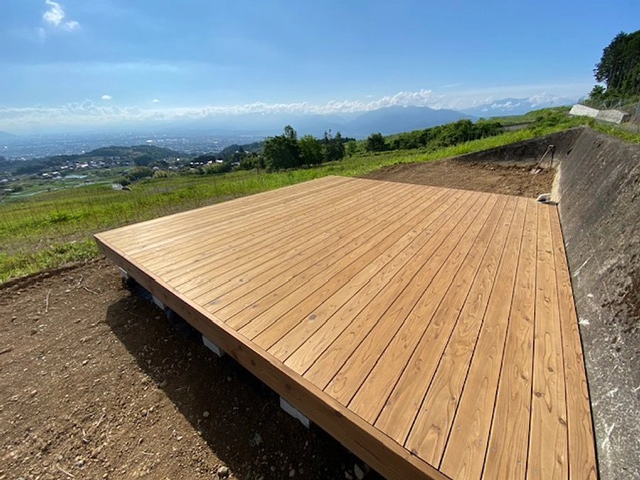 ぶどうの芽が育ち、絶景デッキも完成しました！