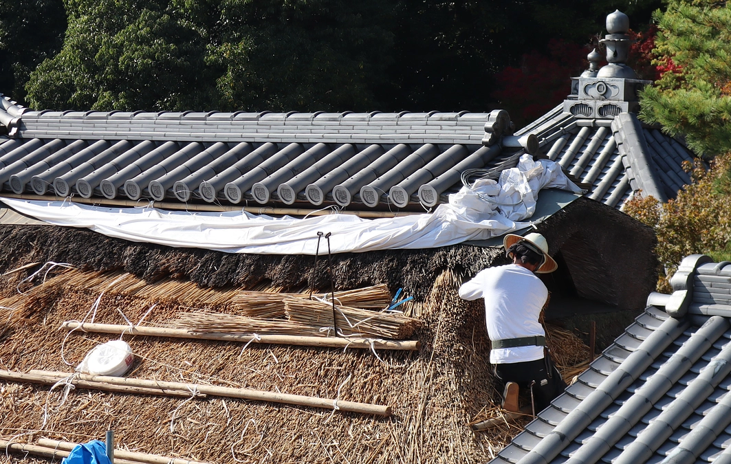 茅葺屋根の修繕工事が始まりました