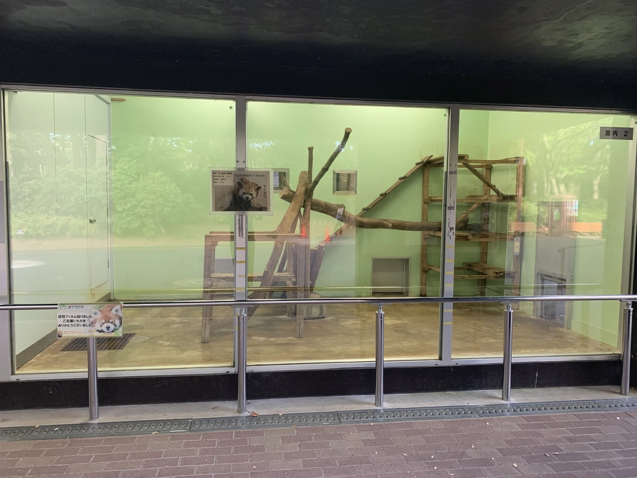 屋内展示場に遮熱フィルム貼りました！