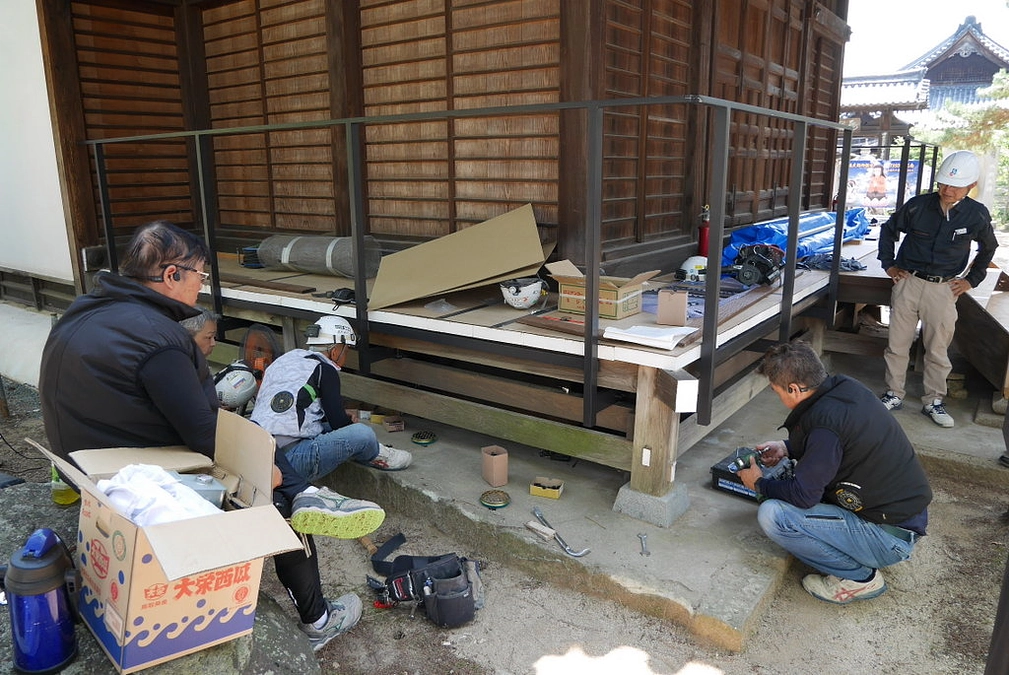 お堂に手すりを取り付けました【本日ご縁日】