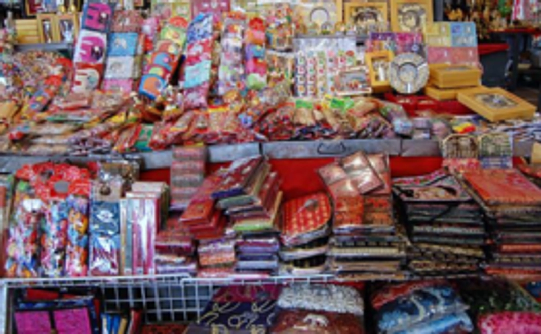 タイで購入したお土産をお送りいたします