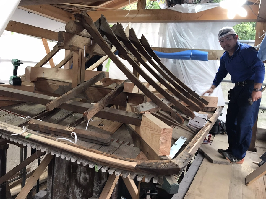 稲荷社修繕工事は下地の木工事が順調にすすんでいます。