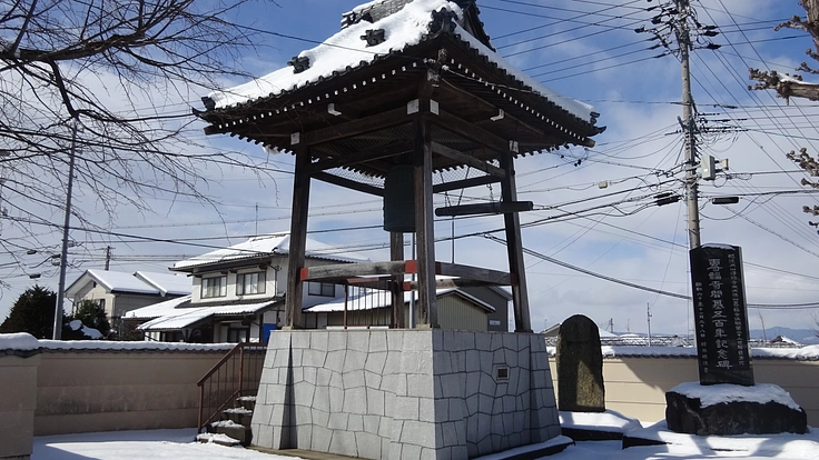 信州中野・専福寺、11時半を告げる「勧農の鐘」守る鐘楼改修