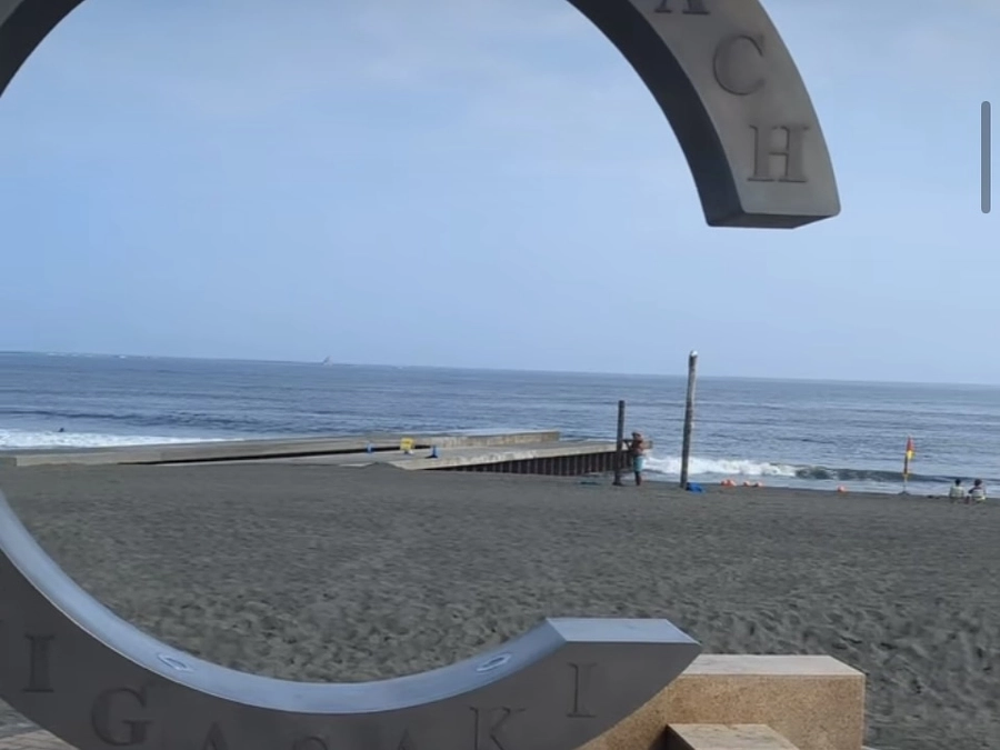 市役所前広場と海の家