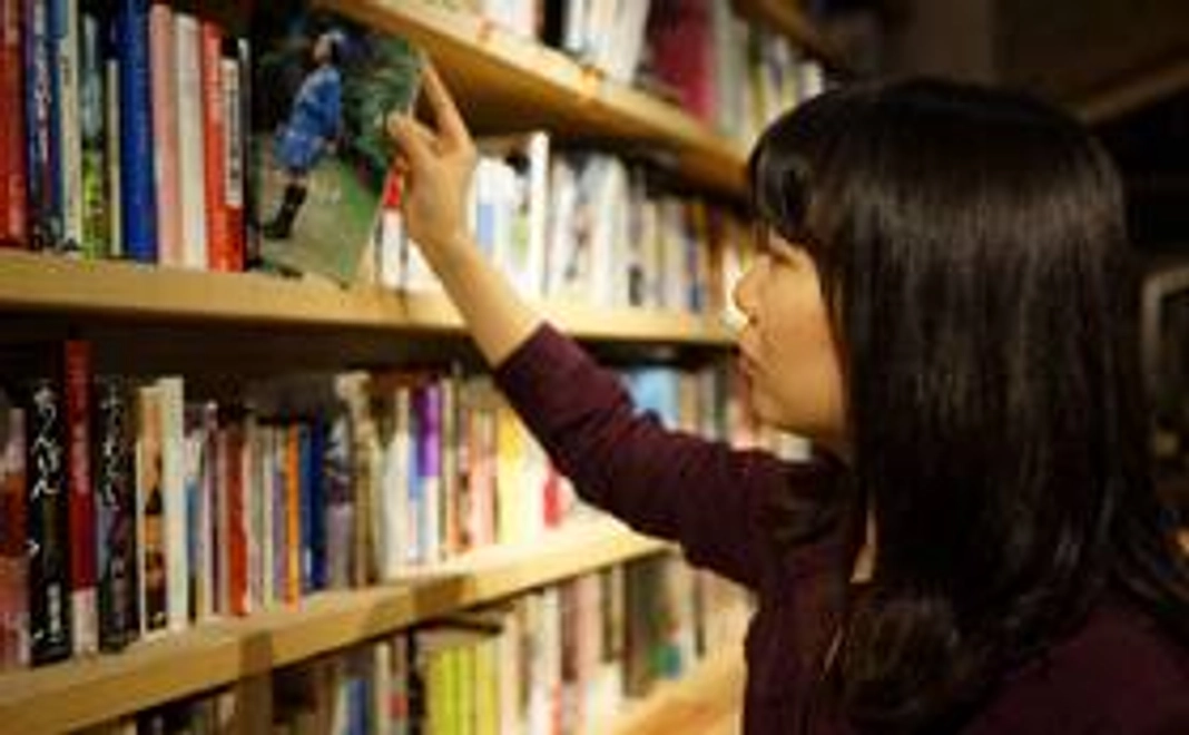 ご希望の本を一冊、お名前とメッセージ入りで蔵書として図書室の "一番本の棚" に収めさせていただきます