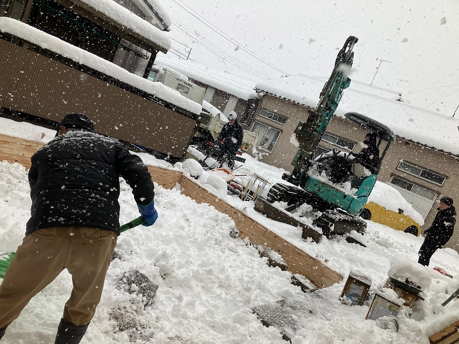 まずはプレハブ冷蔵庫の土台から
