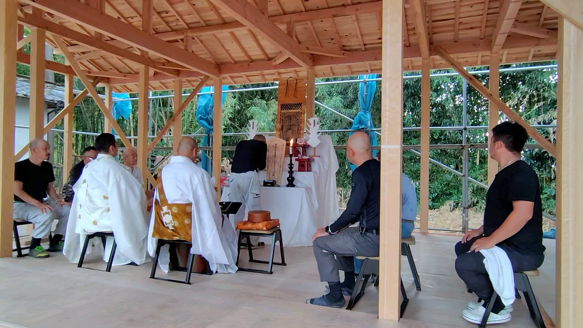 酷暑の中の上棟式