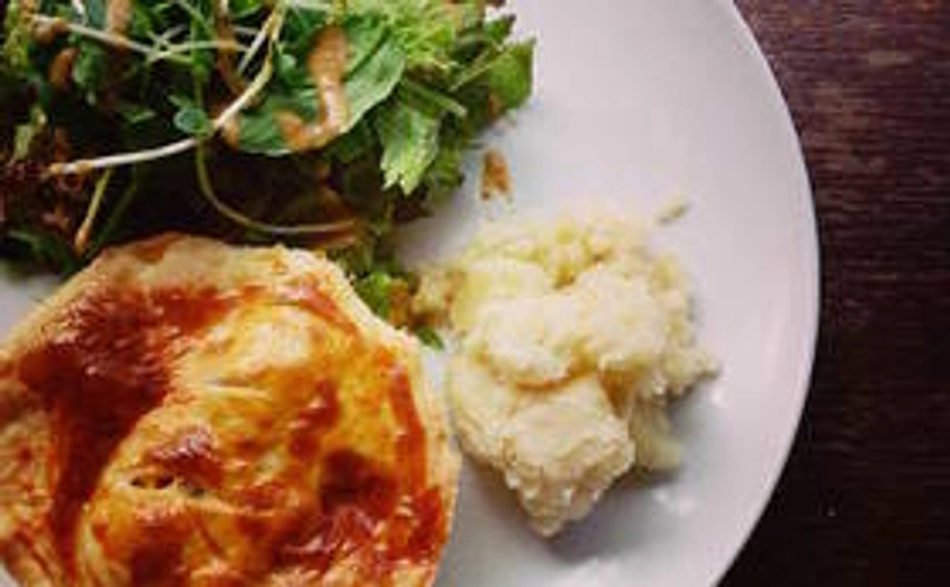 【READYFOR限定】熊本在住・熊本へお越しになる方へ！特別にお得なこだわりのミートパイランチチケット3枚をお渡しします！