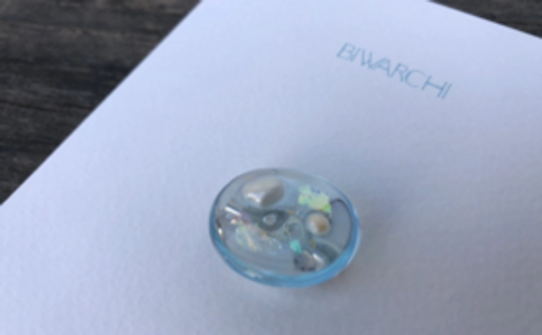 琵琶湖パールを埋め込んだブローチ「BIWARCHI」