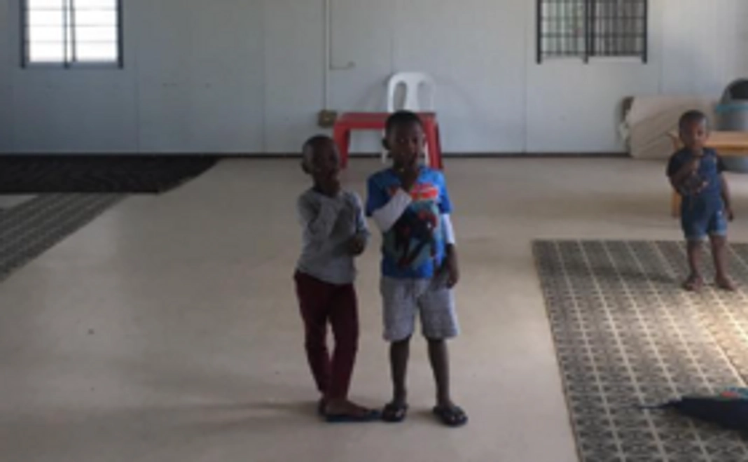 アフリカ人の「ありがとう」メッセージ入り写真:3枚