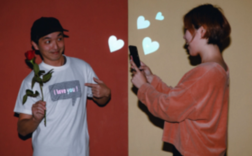 フラッシュ撮影でオリジナルメッセージが浮かぶ！吹き出しT シャツ