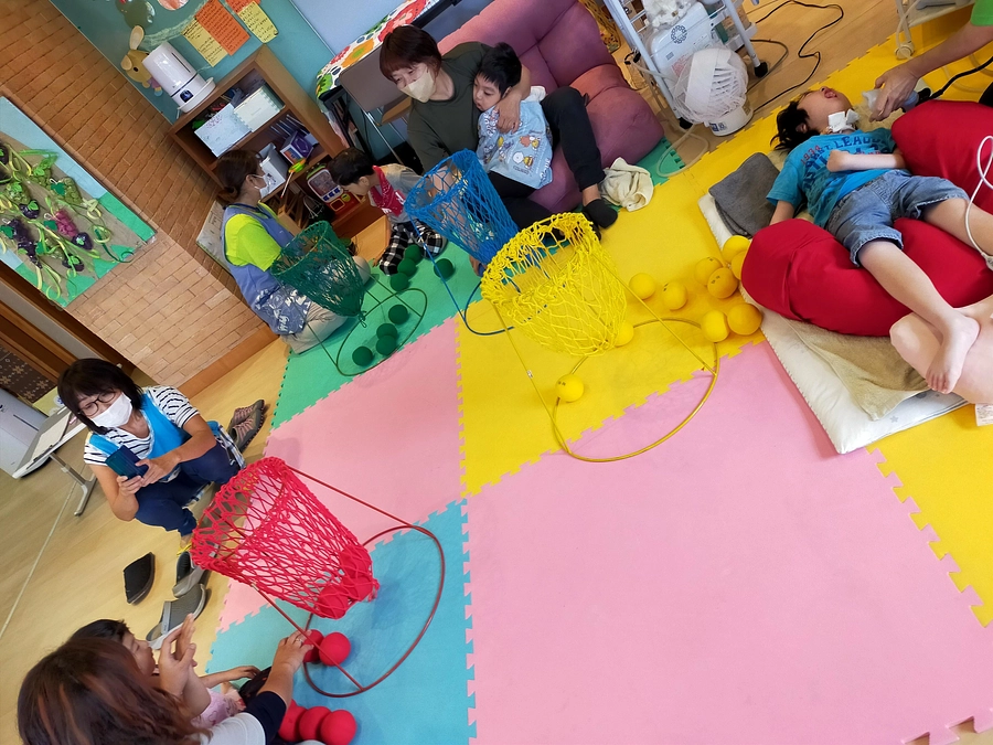 運動会でおなじみの玉入れに挑戦しました！