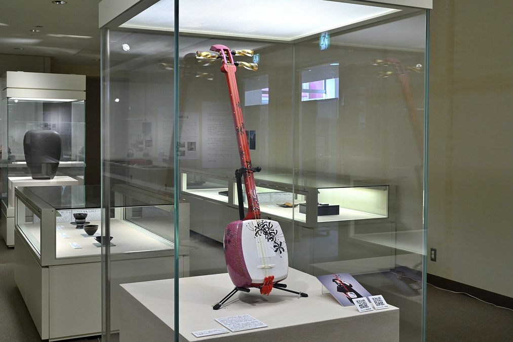 三線の装飾を担当する輪島の漆芸集団「彦十蒔絵」さんの作品が加賀市美術館で展示中！