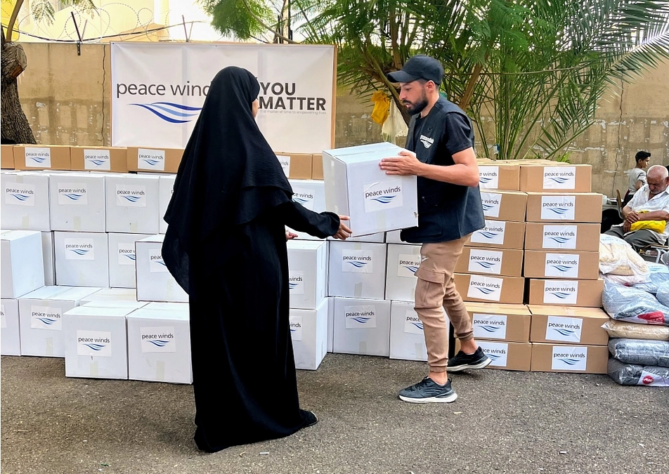 空爆による避難者へ支援物資を配付しました